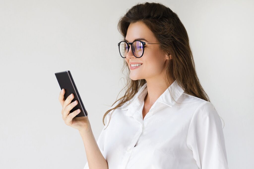 kontakt datenrettung köln kundin nutzt smartphone